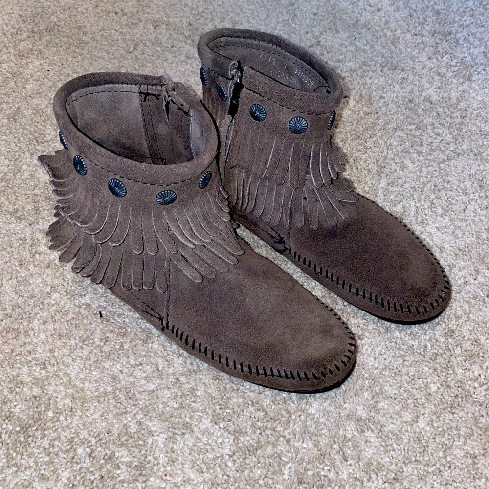 Double fringe side-zip boot, gently used like-new, Minnetonka brand
